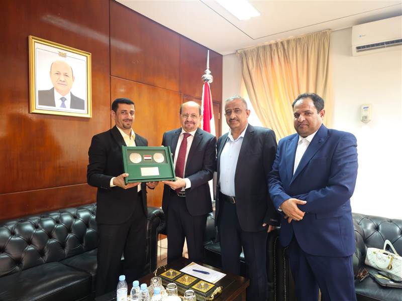 الوزير الزنداني يبحث في الرياض سبل دعم المستثمرين اليمنيين مع شركة "بوابة المستثمر"