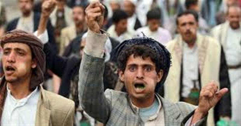 الحوثيون يمنعون مضغ القات ليلاً في صنعاء ويهددون بعقوبات للمخالفين من المواطنين والأمنيين