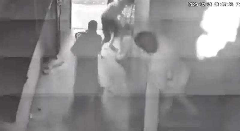 اعتداء مروّع على طبيبة نازحة من تعز من أسرة قيادي حوثي  يُفجّر غضباً شعبياً في إب وسط اتهامات بالتلاعب القضائي ( فيديو )