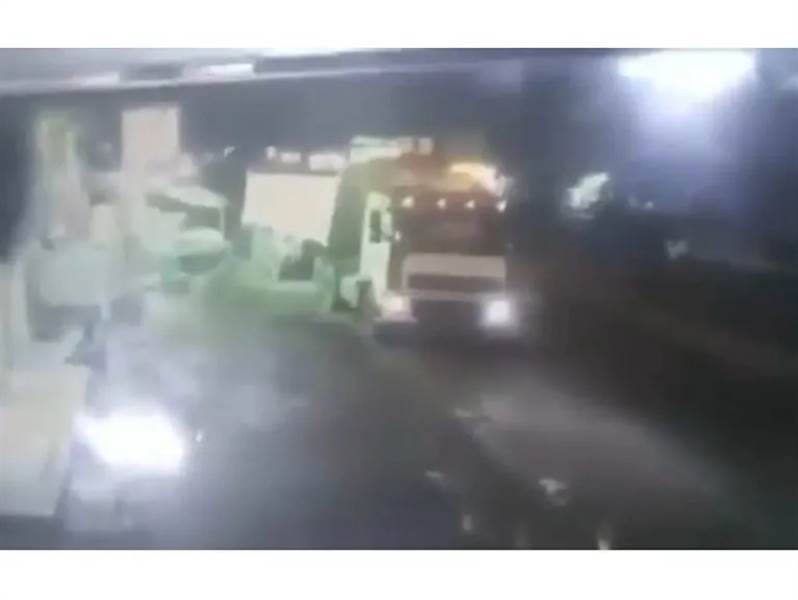 شاب يمني يضع حدًا لحياته تحت عجلات قاطرة في الحديدة.. والسائق ضحية رغم الأدلة