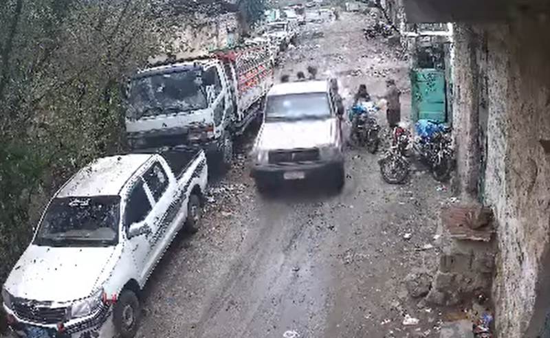 كل يوم تفضح هذه الميليشيات ..  بالفيديو.. اعتداء حوثي على نجل شقيق الشيخ حنتوس قبل أيام من اغتياله