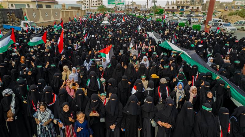 نساء مأرب ينتفضن تضامنًا مع غزة ويرفضن استغلال الحوثيين للقضية الفلسطينية