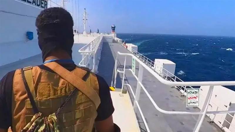 الحوثيون يوسعون دائرة الارهاب البحري ويحتجزون طاقم سفينة يونانية بعد إغراقها في البحر الأحمر