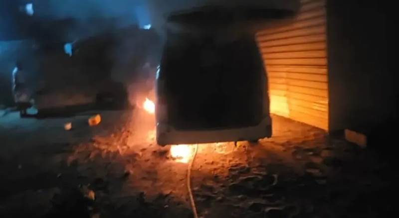 مسلحون مجهولون يحرقون سيارة إعلامي عسكري بارز في عدن