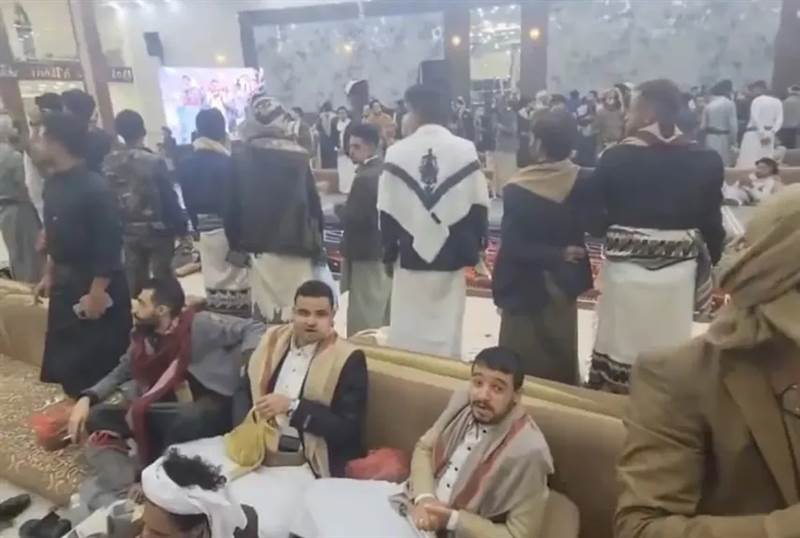 شاهد بالفيديو.. هكذا كان رد قيادي حوثي ومرافقيه عندما وقف الجميع للنشيد الوطني