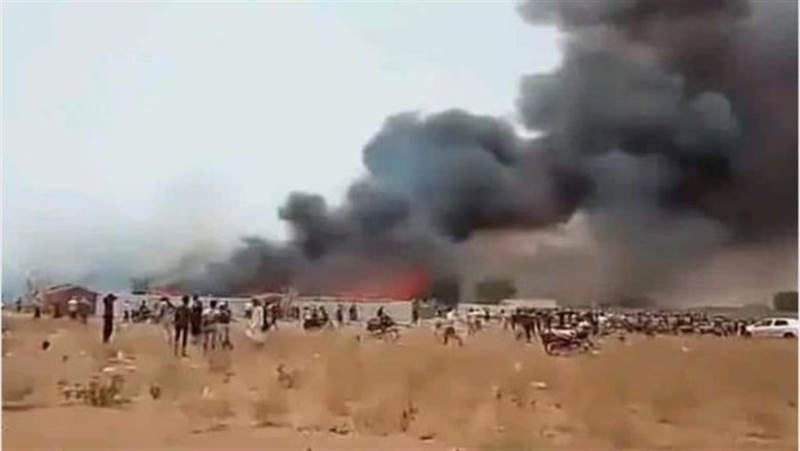 مأساة جديدة.. حريق يلتهم مساكن 18 أسرة نازحة في الحديدة