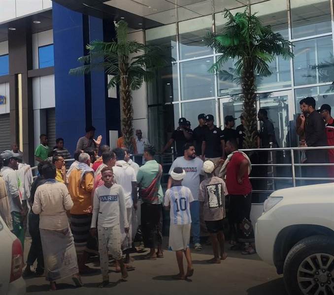 موالون للانتقالي يحاصرون لجنة برلمانية في المكلا
