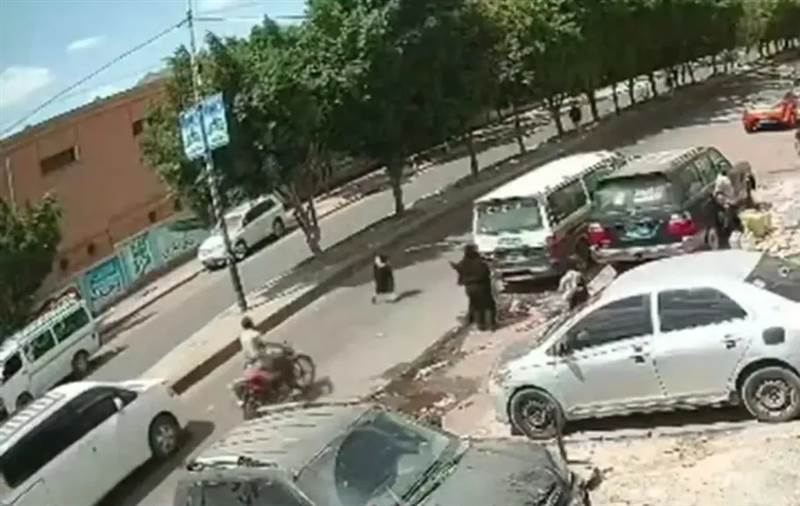 شاهد: كاميرات توثق دهس طفلة أمام مدرسة بصنعاء.. ودعوات لمحاسبة سائق الدراجة المتهور