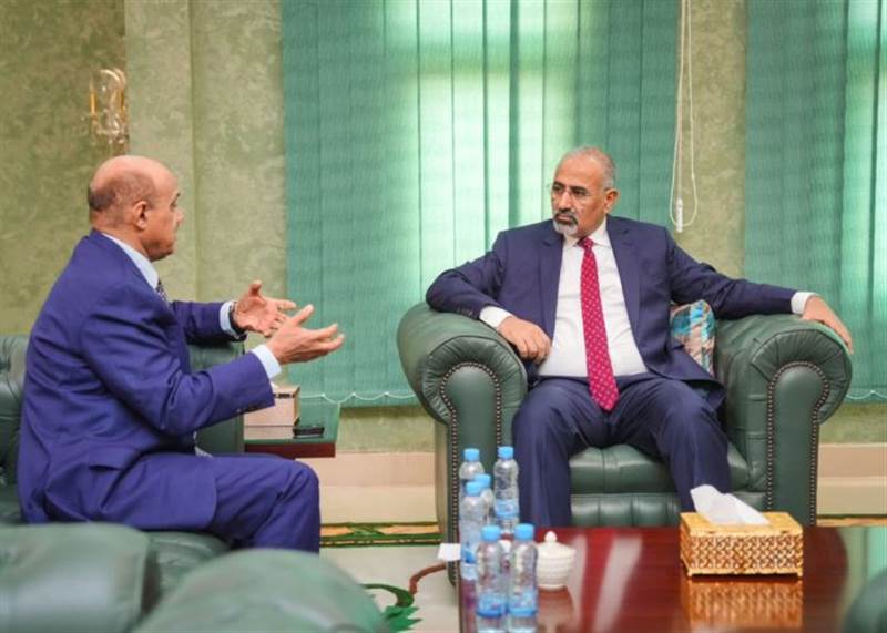 الزبيدي يناقش مع محافظ البنك المركزي إجراءات ضبط القطاع المصرفي واستقرار العملة ونقل البنوك الى عدن