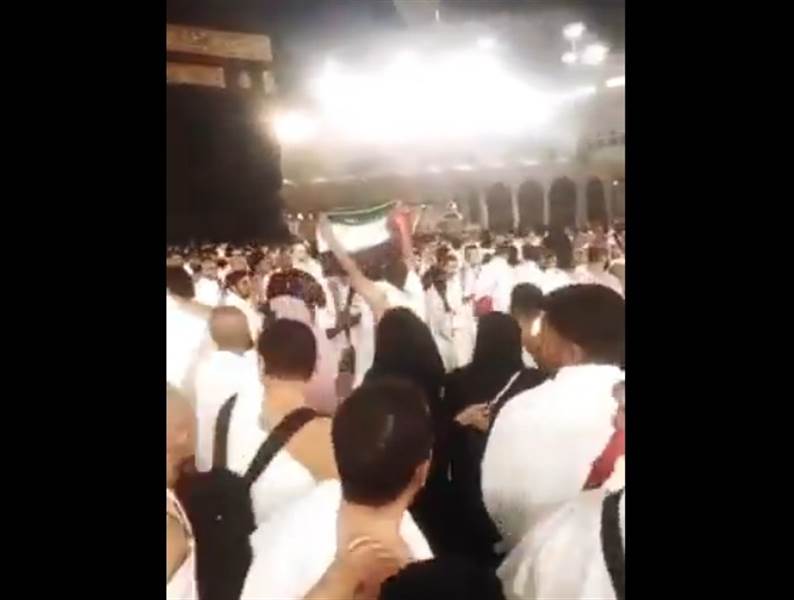 شاهد : معتمر يهتف لغزة في الحرم المكي.. والأمن السعودي يتدخل ثم يُفرج عنه