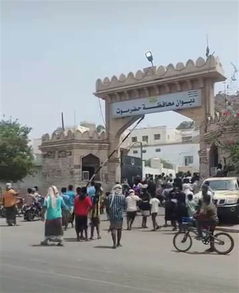 غضب في حضرموت.. محتجون يقتحمون مبنى السلطة المحلية بعد انهيار الكهرباء