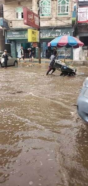 الدنيا بخير ..السيول تسرق أحلامه.. تاجر يمنح طفلًا يتيمًا فرصة حياة جديدة بعد خسارة بضاعته