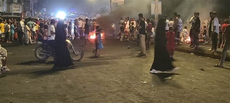 “لا كهرباء.. لا حياة”.. الاحتجاجات تندلاع من جديد في المكلا وتشل حركة المرور في المدينة