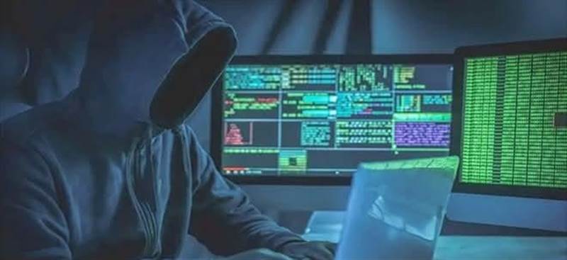 هاكرز يضربون صنعاء.. اختراق سيرفرات الاتصالات والبنوك الحوثية وتوقعات بانقطاع الإنترنت