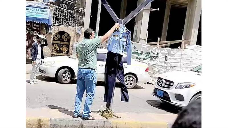فيديو.. عنصر حوثي يحرق الزي الرسمي لشرطة المرور وسط العاصمة صنعاء