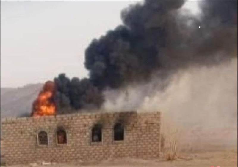 ميليشيات الحوثي تحرق منزل مواطن في الجوف بعد نهبه وطرد أسرته تحت تهديد السلاح