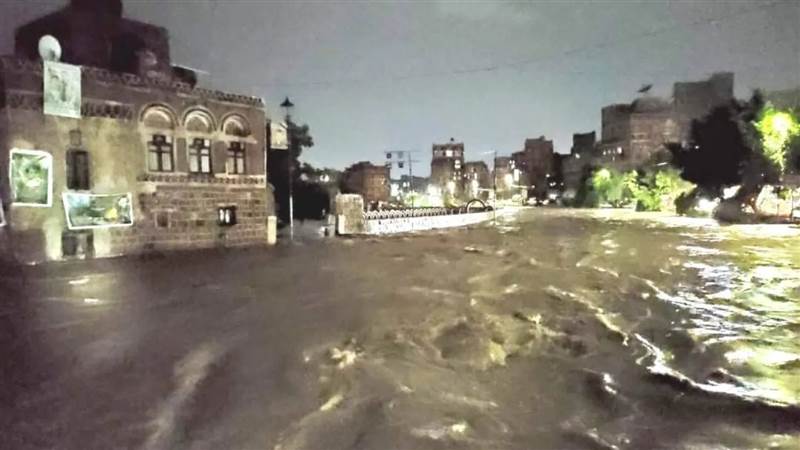 في الأثناء ..كتل سحابية كثيفة وأمطار رعدية تضرب صنعاء والمناطق الجبلية المحيطة