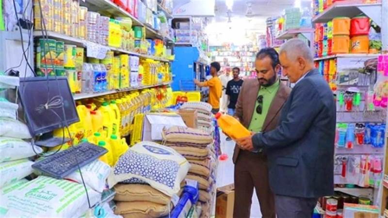 إنذار بسحب السجلات التجارية وإعلان قائمة سوداء بالمتلاعبين.. الحكومة اليمنية تتحرك لضبط الأسعار توافقًا مع سعر العملة
