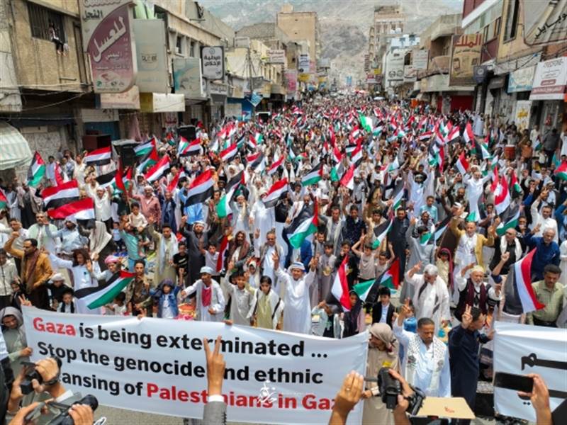 تعز.. وقفة احتجاجية حاشدة تندد بجرائم الإبادة والتجويع في غزة