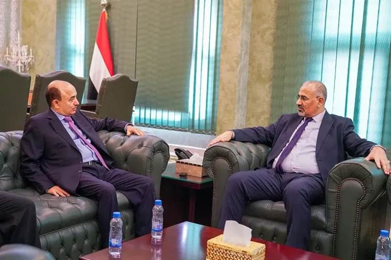 الزُبيدي يطالب كبار التجار بخفض الأسعار تجاوبًا مع تحسن العملة: مجموعة هائل سعيد تبدأ التخفيض بنسبة 35%