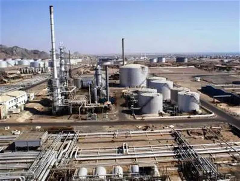 رغم قرار التشغيل.. مافيا المشتقات النفطية تُبقي مصافي عدن خارج الخدمة