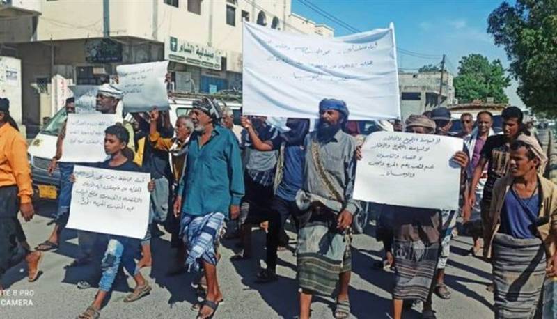 فيديو.. احتجاجات غاضبة تتصاعد إلى أعمال شغب في محافظة أبين