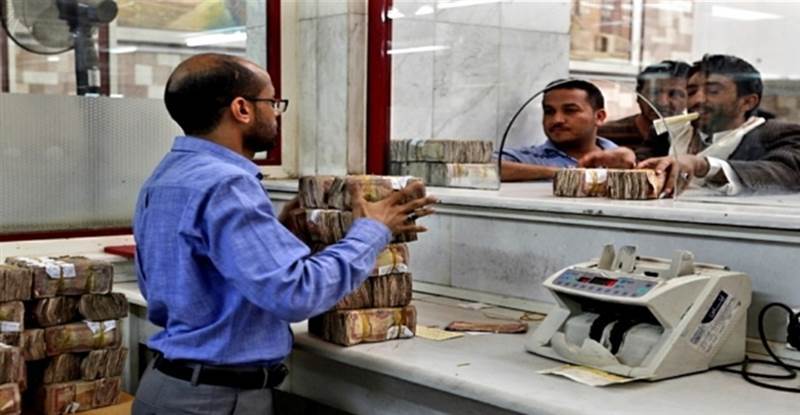 مسؤول في بنك عدن يحذر: أموال المودعين في شركات الصرافة في "خطر"