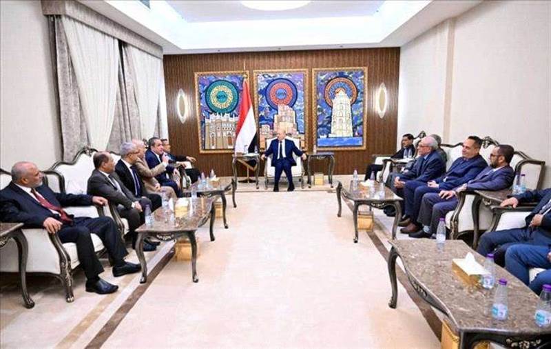 العليمي يكشف سبب تحسن صرف الريال ..ويطالب الأحزاب بدعم الإصلاحات