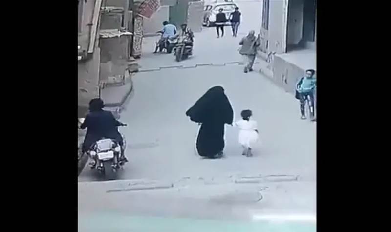 فيديو يوثق لحظة بطولية لطفل في صنعاء ينقذ شقيقته من محاولة اختطاف في آخر لحظة