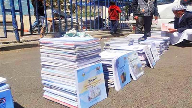 قاضٍ يهاجم مليشيا الحوثي لبيعها الكتب المدرسية على الأرصفة بدل توزيعها للطلاب