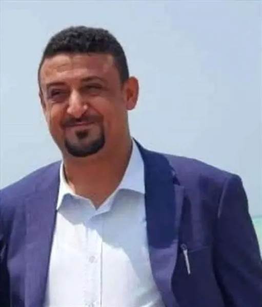 احتجاز نائب مدير موانئ الحديدة مع أسرته في نقطة عسكرية بتعز رغم توجيهات المحافظ السماح بمروره