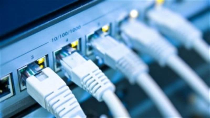 الحوثيون يدمّرون وينهبون التوصيلات والتمديدات لشبكات الإنترنت في معبر بذريعة "حماية الهوية الإيمانية"