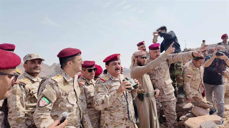 وزير الدفاع اليمني يفاجئ مقاتلي جبهات صعدة بزيارة ميدانية ويشيد بجاهزيتهم القتالية