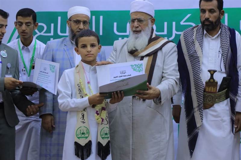 مأرب: مركز الرضوان لتعليم القران يحتفي بتخريج (48) حافظًا وحافظةً للقرآن الكريم