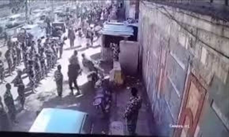 استعراض عسكري حوثي أمام منزل حمير الأحمر يثير جدلاً واسعاً في صنعاء
