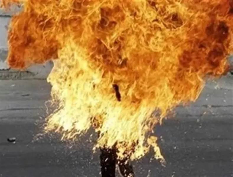 شاهد : تاجر يقدم على حرق نفسه احتجاجاً على الجبايات الحوثية في صنعاء (فيديو)