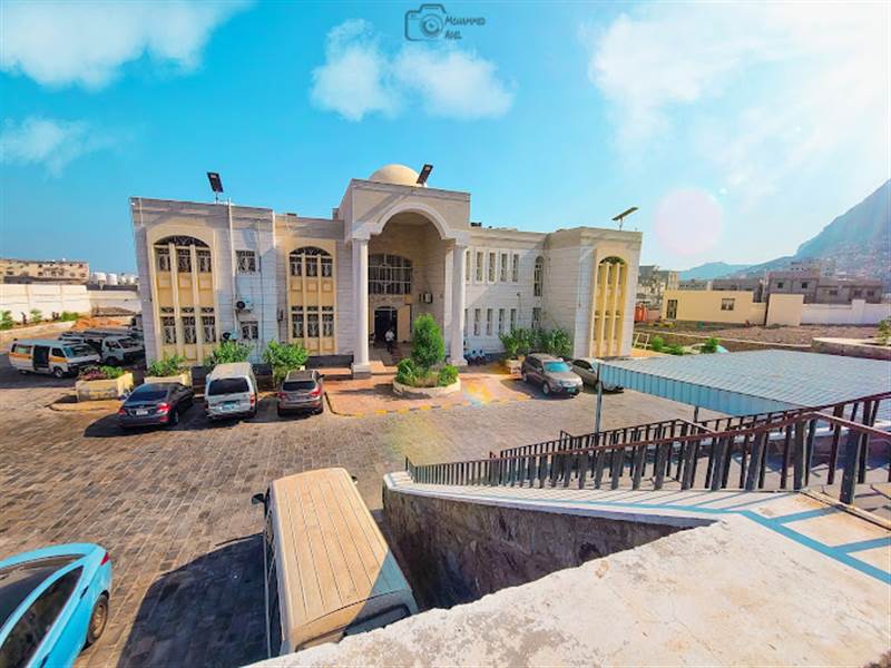 وزير العدل يحظر التعامل بالعملات الأجنبية ويلزم بالريال اليمني في جميع المعاملات (وثيقة)