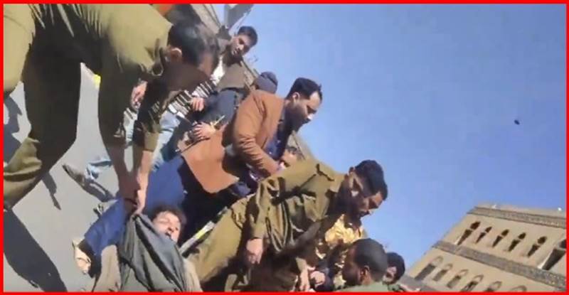 صحفي حوثي يهاجم مليشيات الحوثي ويصفها بـ"حكومة الكراتين"
