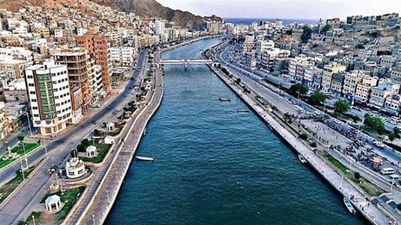 قائد عسكري يفجّر مفاجأة: تنسيق بين الحوثي والقاعدة لإسقاط حضرموت