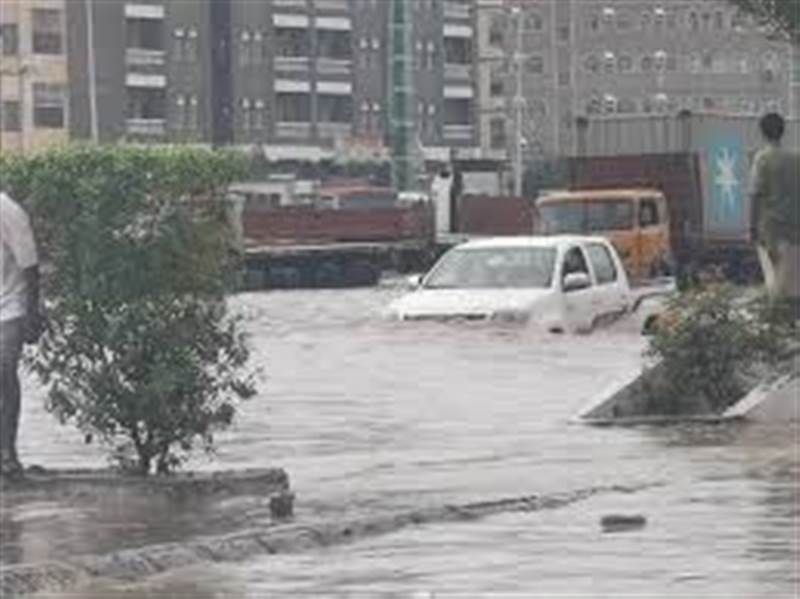 سيول جارفة تشلّ عدن.. أمطار غزيرة تغرق الشوارع وتحوّل الرحلات الجوية إلى جيبوتي( فيديو)