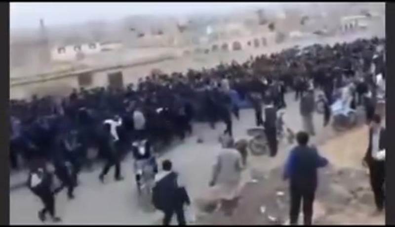 بعد إجبارهم على المشاركة.. مسيرة حوثية تتحول إلى فوضى واشتباكات بين الطلاب في رداع
