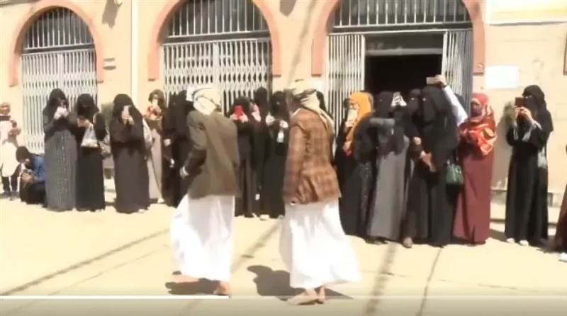 آه يا زمن .. شاهد: حولوها من أعرق الجامعات الخاصة في اليمن إلى منصة للرقص والشعارات الطائفية