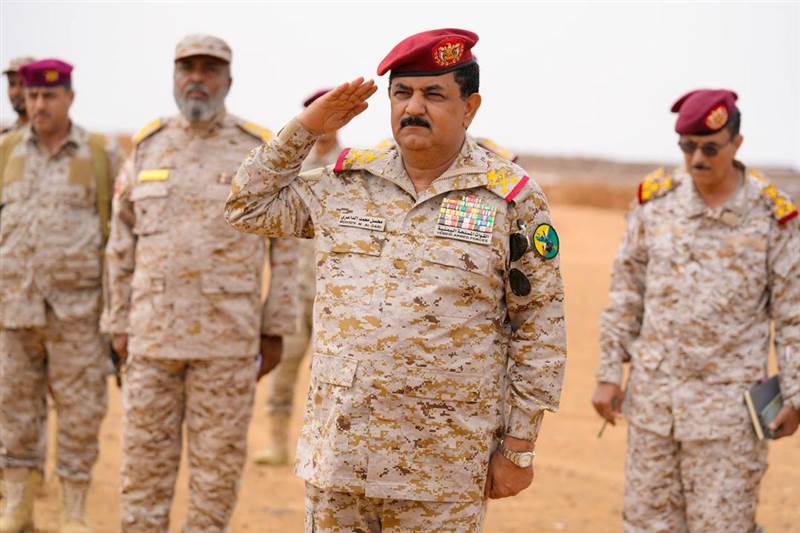 تحركات وزير الدفاع.. هل تسبق معركة كبرى ضد الحوثيين؟