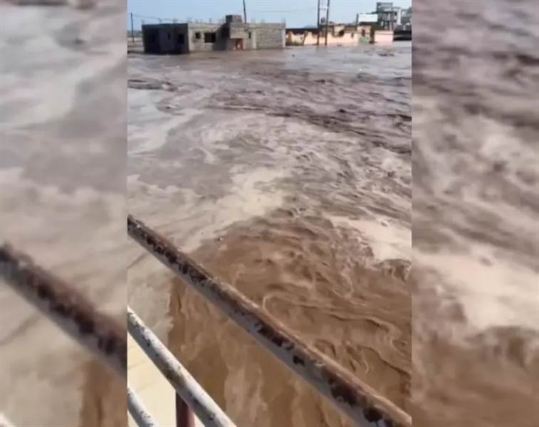 سيول جارفة تجتاح عدن وتغرق الأحياء السكنية.. مناشدات عاجلة لإنقاذ العالقين وانقطاع المياه عن المدينة
