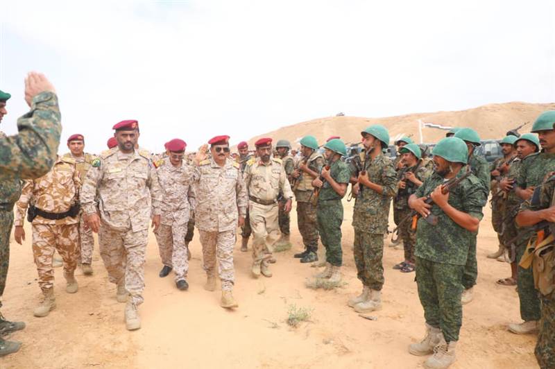 وزير الدفاع ومحافظ المهرة يطلقان مرحلة جديدة لتعزيز محور الغيضة