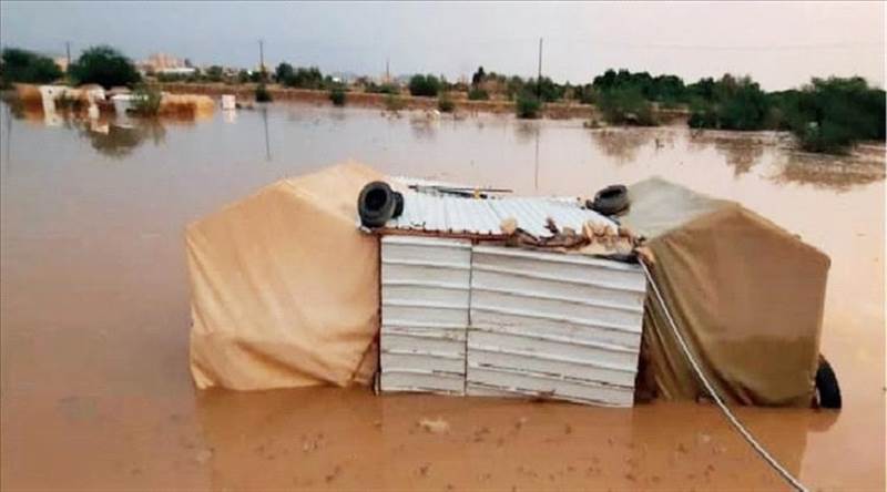 تحذيرات عاجلة في مأرب.. سيول جارفة تهدد حياة آلاف النازحين