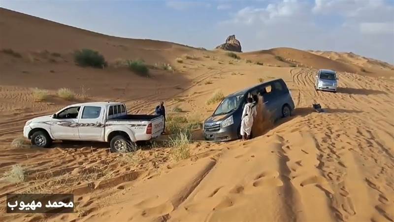 عاد بعد سبع سنوات.. مغترب يمني يفارق الحياة في صحراء الجوف قبل أن يحتضن أسرته
