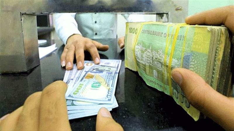 انتعاش جديد للريال اليمني مساء السبت وطوابير على محلات الصرافة