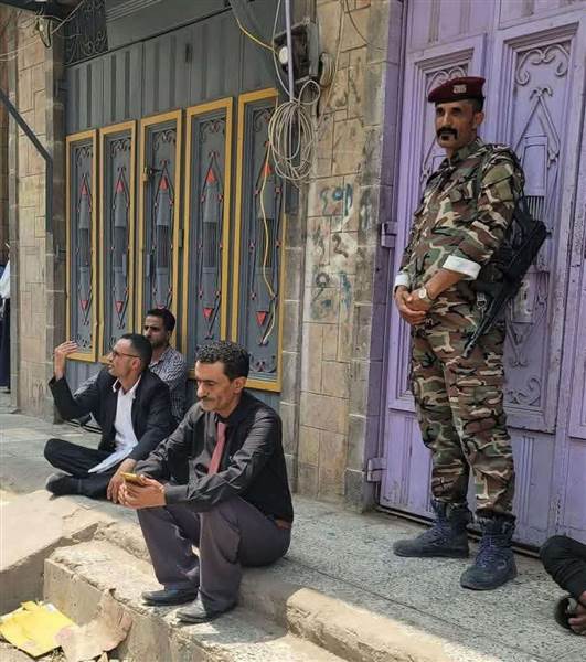 إشادة بمسؤول محلي في تعز..أقسم أن لا يغادر ثلاجة بعد بلاغات عن دجاج فاسد