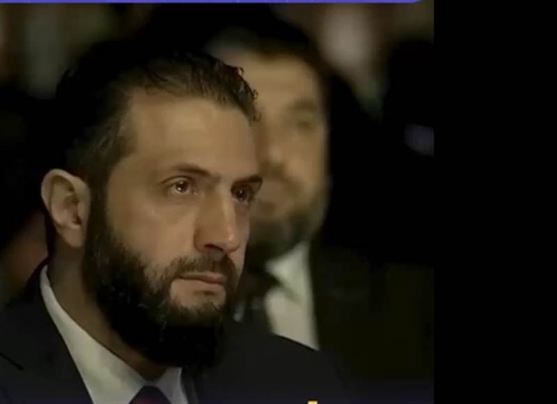 دموع أحمد الشرع تنهمر أمام طفل تبرع بمصروفه لإعمار سوريا (شاهد)